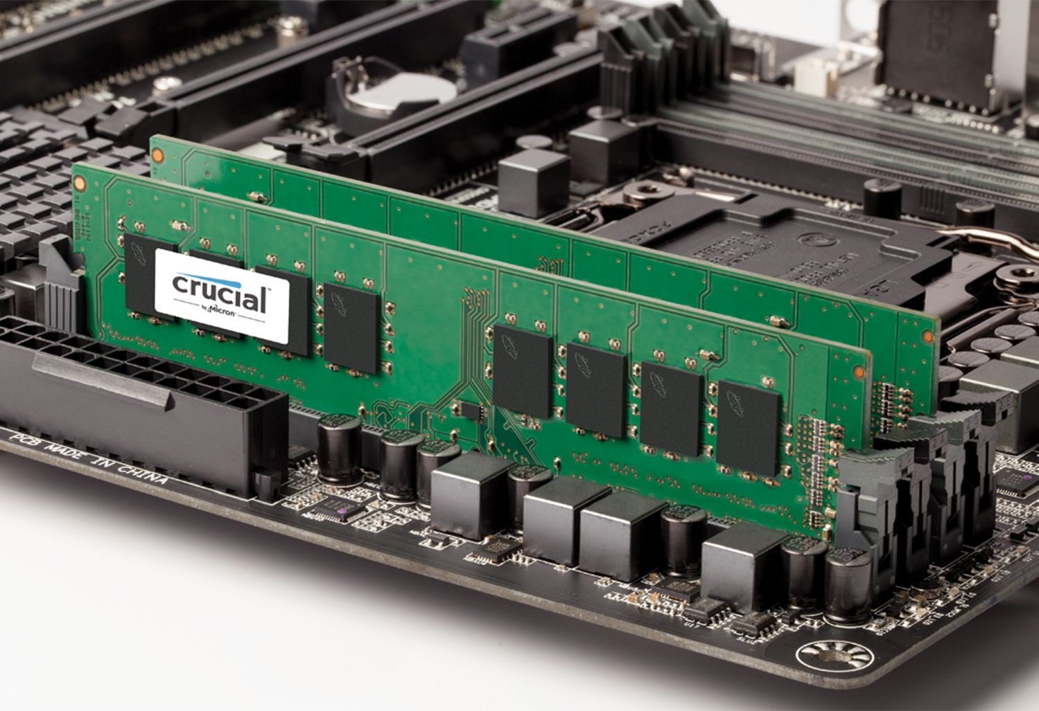 マザーボードに設置される2つのCrucial RAMメモリモジュール