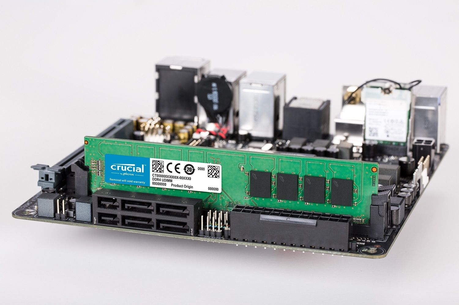 パソコンのマザーボートに設置されたCrucial DDR4 UDIMM RAMメモリモジュール