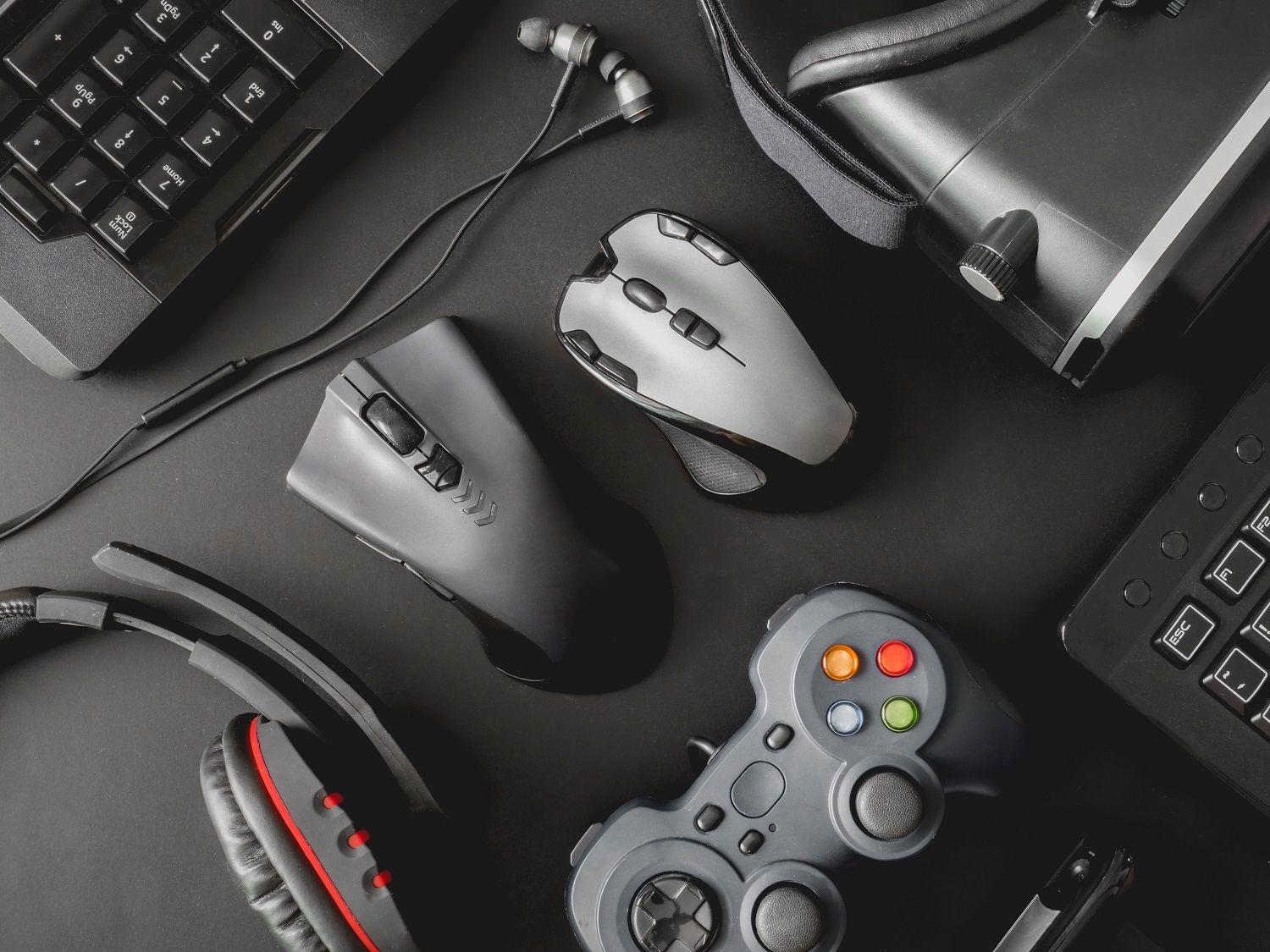 マウス、キーボード、ゲーム用ヘッドフォン、ゲームコントローラ、VRヘッドセットなどのゲーム用パソコンの周辺機器